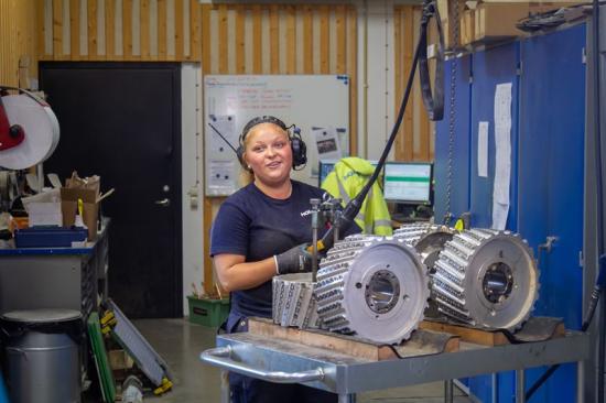 Maja Lundin jobbar på Bravikens sågverk. Hon är en av få kvinnor i en annars mansdominerad bransch.