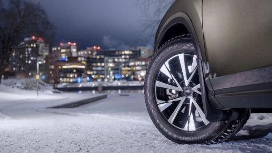 Revolutionerande Nokian Tyres Hakkapeliitta&reg; 01, som automatiskt anpassar sig efter k&ouml;rf&ouml;rh&aring;llandena, finns nu tillg&auml;ngligt f&ouml;r konsumenter