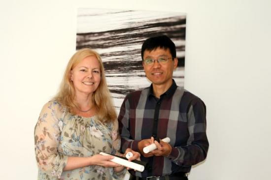 Dr. Marie-Claude Béland, koordinator för Biokompositer, diskuterar några tidiga 3D-skrivna demonstratorer för protesdelar med Dr. Li Yang, projektledare för delprojektet Biokompositer för personifierade produkter och tjänster.