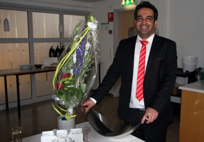 Ebrahim Harati är glad över den speciella gåvan från kollogorna inom produktionsteknik.