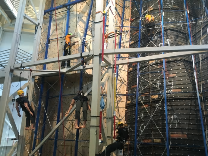 Ett av tävlingsmomenten under Petzl Rope Trip i Salt Lake City 2016. Foto: Klätterservice i Norden AB