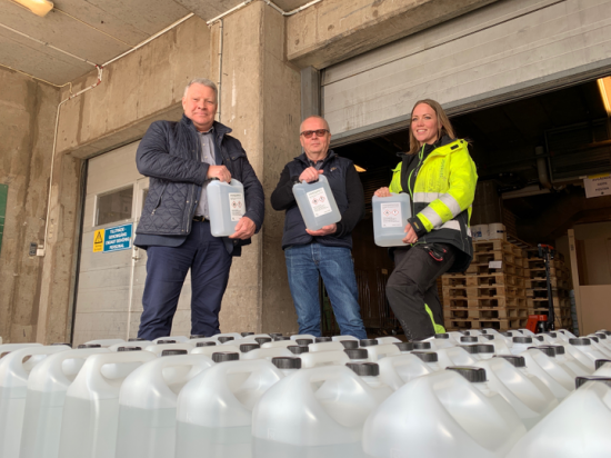 Spendrups lämnar över en provleverans av handsprit till Region Dalarna. Lars Johansson, avtalschef Region Dalarna, Raimo Liikamaa, driftschef ölprocessen Spendrups och Mailda Lindblom chaufför på Spendrups.