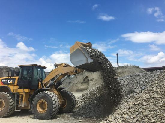 Med den nydesignade slitstarka lastskopan av Hardox 500 Tuf kan 24 ton material lastas med bara Märthätre skopor utan att överskrida den totala skopvikt som tillverkaren specificerat.