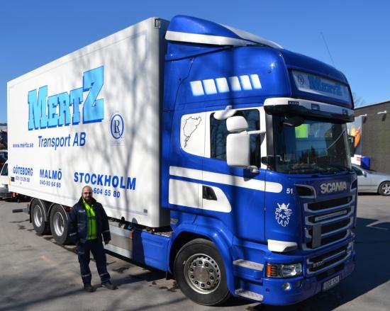 Jonas Alm från Mertz Transport AB var på plats för att premiärtanka milesBIO HVO100 på Circle K Skärholmen Syd.