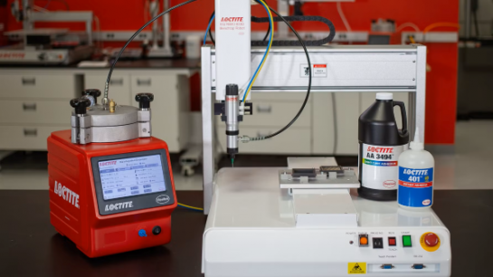 <span>Automatiserad LOCTITE-doseringsutrustning som illustrerar hur modern teknik m&ouml;jligg&ouml;r exakt limapplicering, minskat spill och h&ouml;gre precision i monteringsautomation.</span>