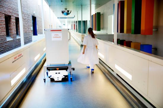 Storleken på roboten från MIR är en viktig faktor eftersom den gör det möjligt att leverera utrustningen i tid trots att det finns hinder på vägen. Robotarna från MIR är tillverkade för att köra säkert ute bland människor genom att använda sig av inbyggda skannrar, sensorer och kameror.