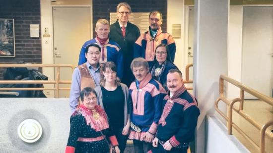 Bild nederst från vänster: Elna Sara, Anders Oskal, Helena Omma, Johan Mathis Turi, Mikhail Pogodaev, Inger Anita Smuk, Mikkel Anders Kemi, Juha Magga, Robert Bernhardsson.