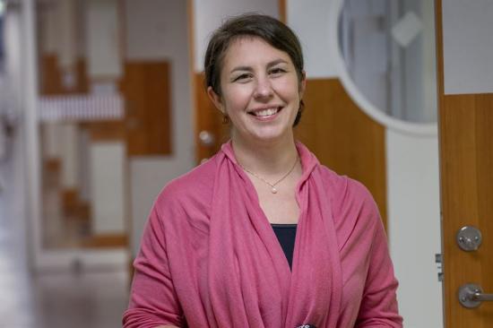 Alexandra Stubelius, medicine doktor och forskare på avdelningen för kemisk biologi på Chalmers Tekniska Högskola.