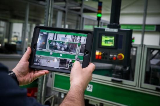 Schneider Electric klättrar två steg i rankningen sedan förra året.