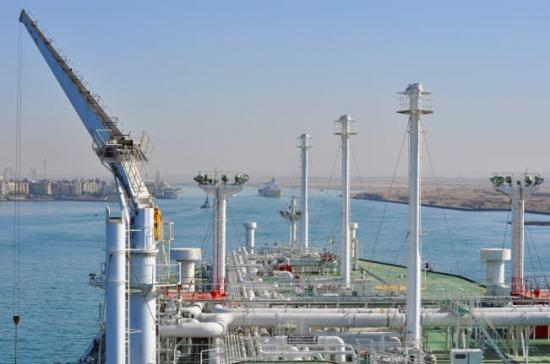 LNG skip passerer gjennom Suezkanalen - iStockPhoto
