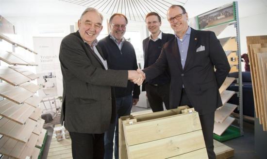 Södra har slutit ett samarbetsavtal med Välinge Innovation om ZENSE TM. Fr.v Göran Dannborg, Välinge, Nils-Erik Engström, Välinge, Fredrik Gustavson, Södra och Jörgen Lindquist, Södra.