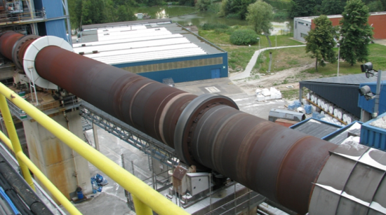 Roterugnar används för att förändra fysikaliska eller kemiska egenskaper hos olika fasta material, exempelvis mineraler, metaller och malm, genom upphettning till en hög temperatur.