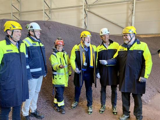 Jan Moström, LKAB, Martin Lindqvist, SSAB, &Aring;sa Bäcklin, HYBRIT, Frans Timmermans, EU-kommissionen, Andreas Regnell, Vattenfall och näringsminister Karl-Petter Thorwaldsson under ett besök torsdag 31 mars på HYBRITs pilotanläggning i Luleå.