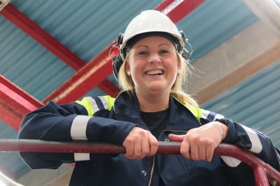 Sara Lundewall, är nyanställd som tekniker på Stora Ensos bruk i Fors utanför Avesta. Hon tycker att fler tjejer borde söka sig till industrin. 