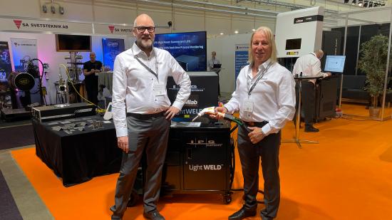 Micke Bergman och Tim Smith från Laser Machining bredvid nya Light Weld från IPG Photonics.