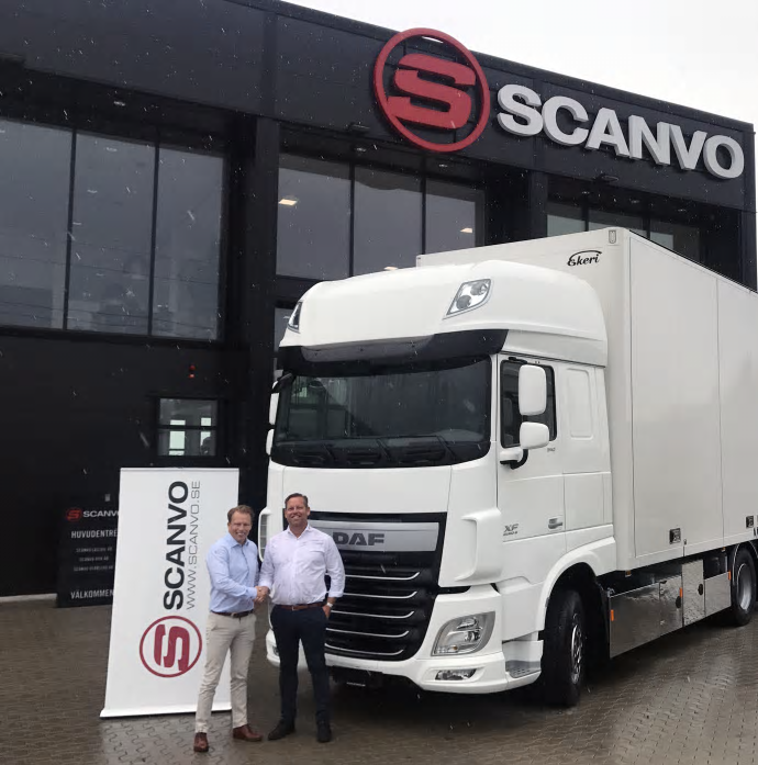 Mattias Nilsson, VD Nordic Truckcenter AB, på plats hos Scanvo i Varberg med deras VD Allan Andersen.