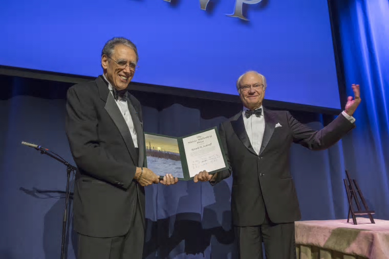Pristagaren professor Ronald R Sederoff tar emot priset av Kung Carl Gustaf.