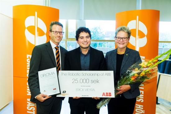 Erick Vieyra är den första mottagaren av ABB:s Robotikstipendium. Han flankeras av (t v) Gustaf Flodström, utvecklingschef på ABB:s enhet Robotics och (t h) Karin Röding, rektor på Mälardalens högskola.