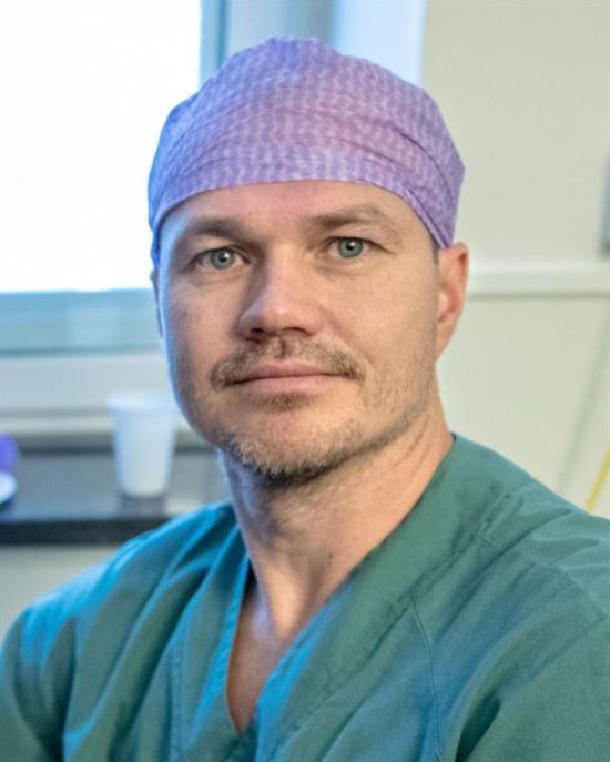 Niclas Kvarnström är ansvarig transplantationskirurg inom projektet och den som utför de komplicerade kärlkopplingarna i mottagaren.