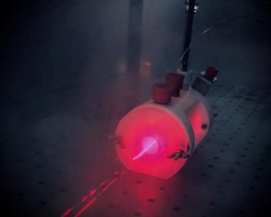 Fotoelektrokemisk cell som används i studien för att undersöka halvledarprestanda under simulerade solstrålar.
