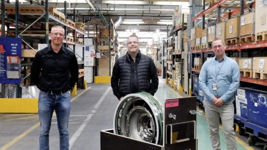 Projektledningen bestående av Tor Grahn, Teknisk chef, Roberth Söderqvist, Värdeflödeschef, och Mikael Granqvist, Projektledare, framför en av produkterna som industrialiseras.