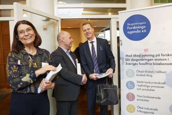 Carina Håkansson, VD Skogsindustrierna, Torgny Persson, Forskning och Innovationsdirektör på Skogsindustrierna och Henrik Sjölund, VD och koncernchef Holmen.