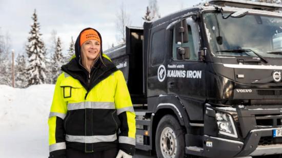 Catrine Sundqvist framför den batterielektriska testbilen.