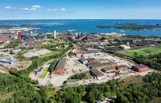 Flygfoto över Proplates 59 000 m2 stora produktionsanläggning i Oxelösund, med SSAB som närmaste granne.
