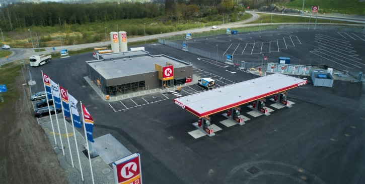 Circle K Vädermotet i Göteborg. Stationen är särskilt anpassad för att erbjuda en utökad servicenivå för långtradarchaufförer som passerar Göteborgs Hamn.
