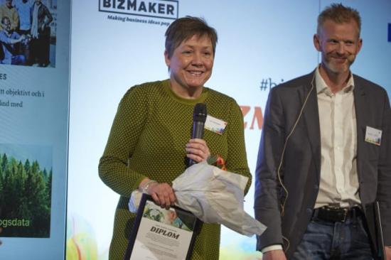 Eva Magnusson, Skogens Sköna Gröna från &Aring;nge, tackas av för sin medverkan i Forest Business Accelerator. Magnus Viström på SCA gratulerar.