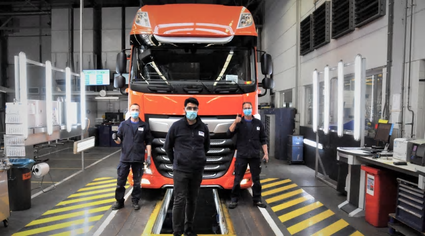 DAF-lastbilsproduktionen rullar igen. Under de senaste fyra veckorna har fabrikerna infört nya åtgärder inom hygien och social distans. Som en försiktighet bär produktionspersonalen nu ansiktsmasker.