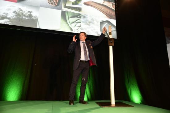 Södras vd Lars Idermark inviger den första industriella maskinen för att kunna tillverka produkter ur det banbrytande materialet DuraPulp.