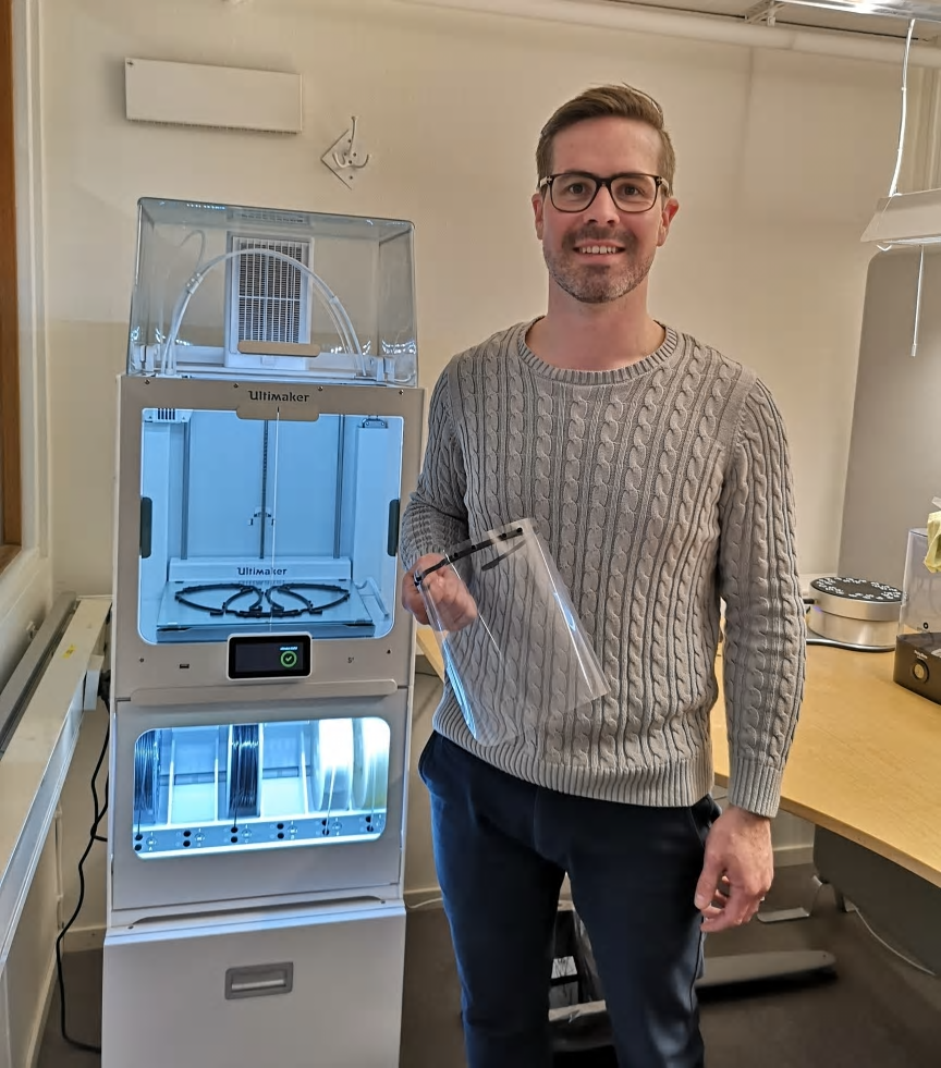 Christofer Bodin, produktionstekniker på Electrolux Professionals fabrik i Ljungby, visar upp ett färdigtillverkat skyddsvisir.