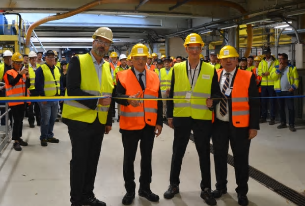 Pierre-André de Chalendar klipper bandet när öppnade ISOVER upp portarna på linje T4 i fabriken för en högtidlig invigning av den nya härdugnen.