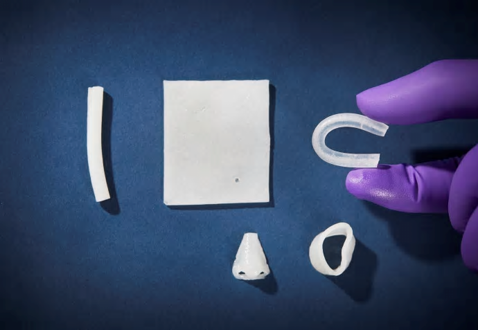 Forskare på Chalmers har utvecklat ett nytt material som kan vara lämpligt för flera olika medicinska användningsområden. Den 3D-utskrivna ”näsan” ovan visar till exempel hur materialet skulle kunna fungera som en möjlig ersättning för brosk.