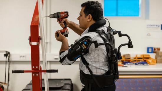 Sajid Rafique, forskare inom robotik vid Högskolan i Gävle, demonstrerar en eksovest.