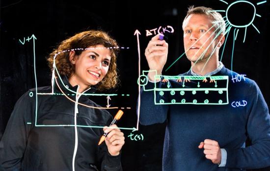 Mina Shiran Chaharsoughi, doktorand inom organisk fotonik och nanooptik vid Laboratoriet för organisk elektronik, och Magnus Jonsson, som lett studien och är forskningsledare inom organisk fotonik och nanooptik.