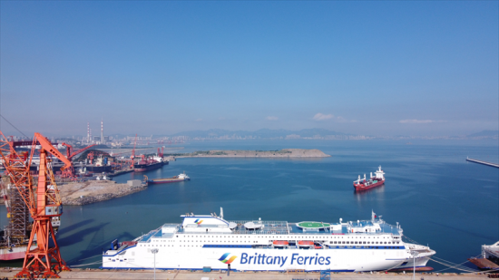 En av världens största hybridfärjor är Brittany Ferries E-flexer som kommer att trafikera mellan Portsmouth i Storbritannien och de franska hamnarna St Malo och Caen.