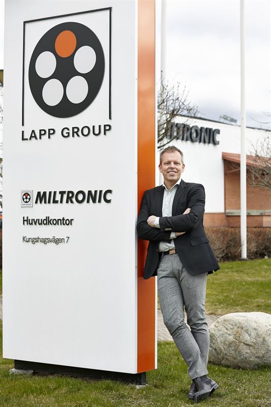Krister Karlsson, försäljnings- och marknadschef, utanför Miltronics huvudkontor i Nyköping.