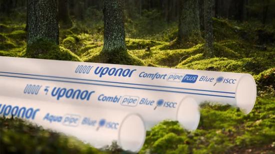 Uponor lanserar världens första biobaserade PEX-rör. Rören har samma produktegenskaper som vanliga PEX-rör men hjälper till att uppnå hållbarhetsmål i alla typer av projekt.