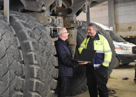 Mikael Svensson, verkstadschef på Sydsten i samtal med Abkatis säljare Johan Fredin.