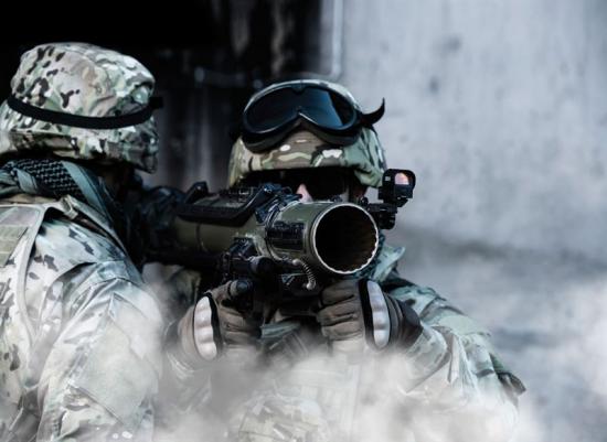 En soldat med Saabs Carl-Gustaf M4.