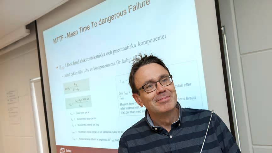 Karl-Eric Backman arbetar som utbildare och konsult på JL Safety i Skara och har utformat en del av industrikursen i människa-robotsamarbete på Högskolan i Skövde.