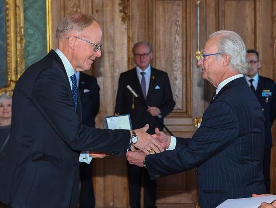 Johan Söderström, vd för ABB Sverige, hedras.