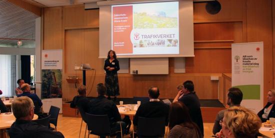 <span><span>– Nollvisionen är grunden för trafiksäkerhetsarbetet på Trafikverket och trafiksäkerhetsarbetet i Sverige. Som transportköpare gäller det därför att anlita en säker och trovärdig leverantör som inte utsätter ditt företags anseende eller medtrafikanter för onödiga risker, säger Maria Krafft, Trafiksäkerhetsdirektör på Trafikverket.</span></span>