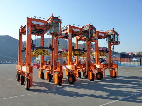 Konecranes Noell-sprintertruckar i Busan New Port 2-4 i Busan, Korea.