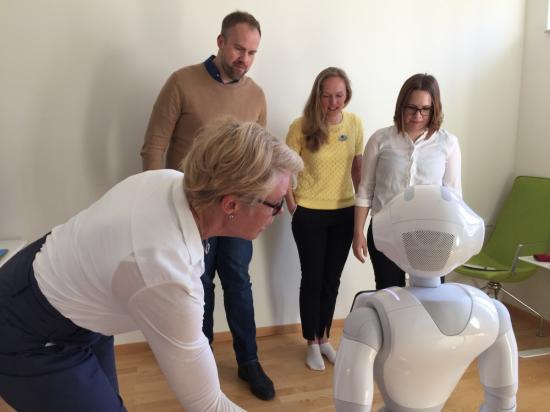 Ingela Ernestam tillsammans med besökarna från Social välfärd, &Ouml;rebro kommun. John Johansson, Anna Andersson samt Isabelle Nerelius.