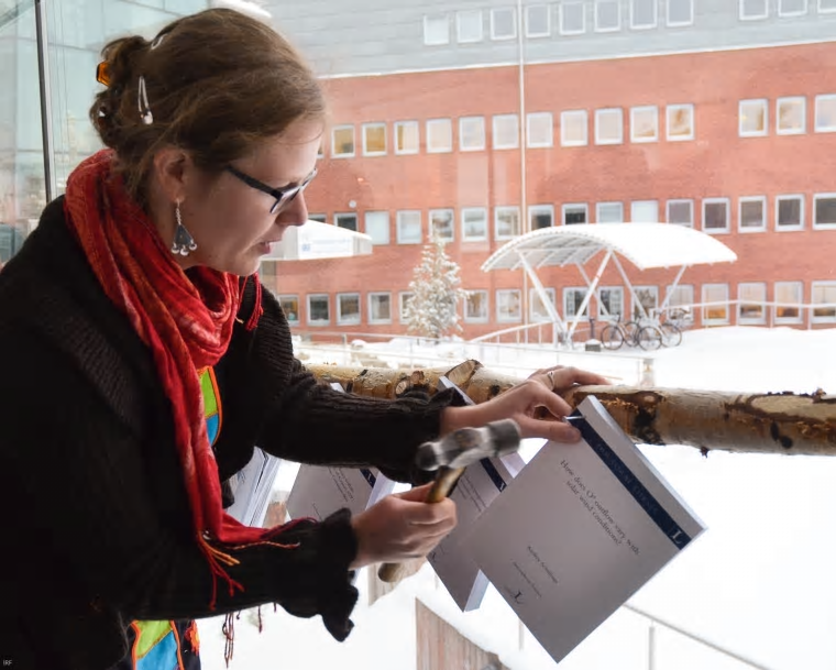 Audrey Schillings ”spikar” sin avhandling, som handlar om utflödet av syre från jordens atmosfär, vid Rymdcampus i Kiruna.