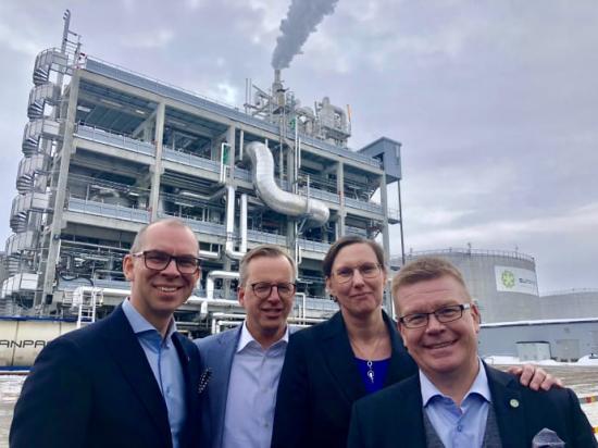 Glad kvartett presenterar SunPines investering i en ny fabrik. Niklas Nordström, kommunalråd Luleå, Mikael Damberg, innovations-och näringsminister, Helena Stenberg, kommunalråd Piteå, och Magnus Edin, vd, SunPine.