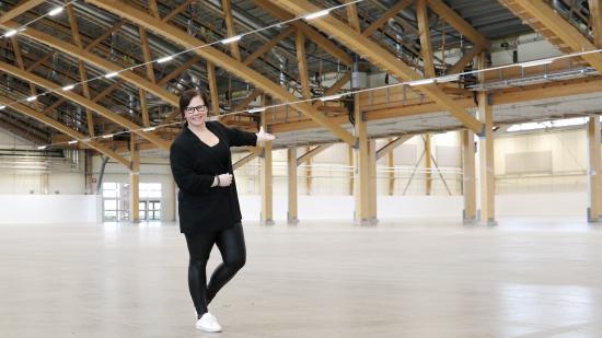 Ulrika Elmersson, mässansvarig för samtliga Elmia Produktionsmässor. Här i Hall A på Elmia som väntar på att fyllas av utställare och besökare till Elmia Plåt och Elmia Svets och Fogningsteknik.